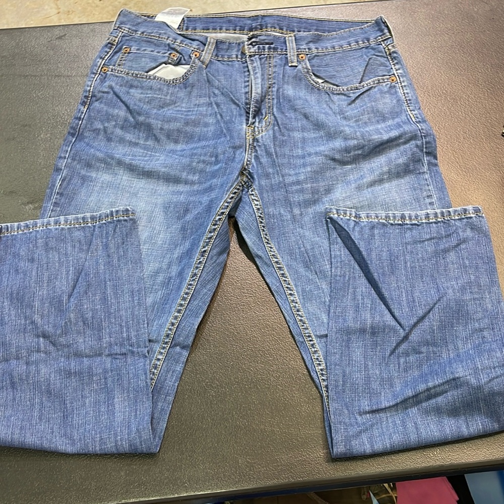 Like new Levi 559’s relaxed fit straight